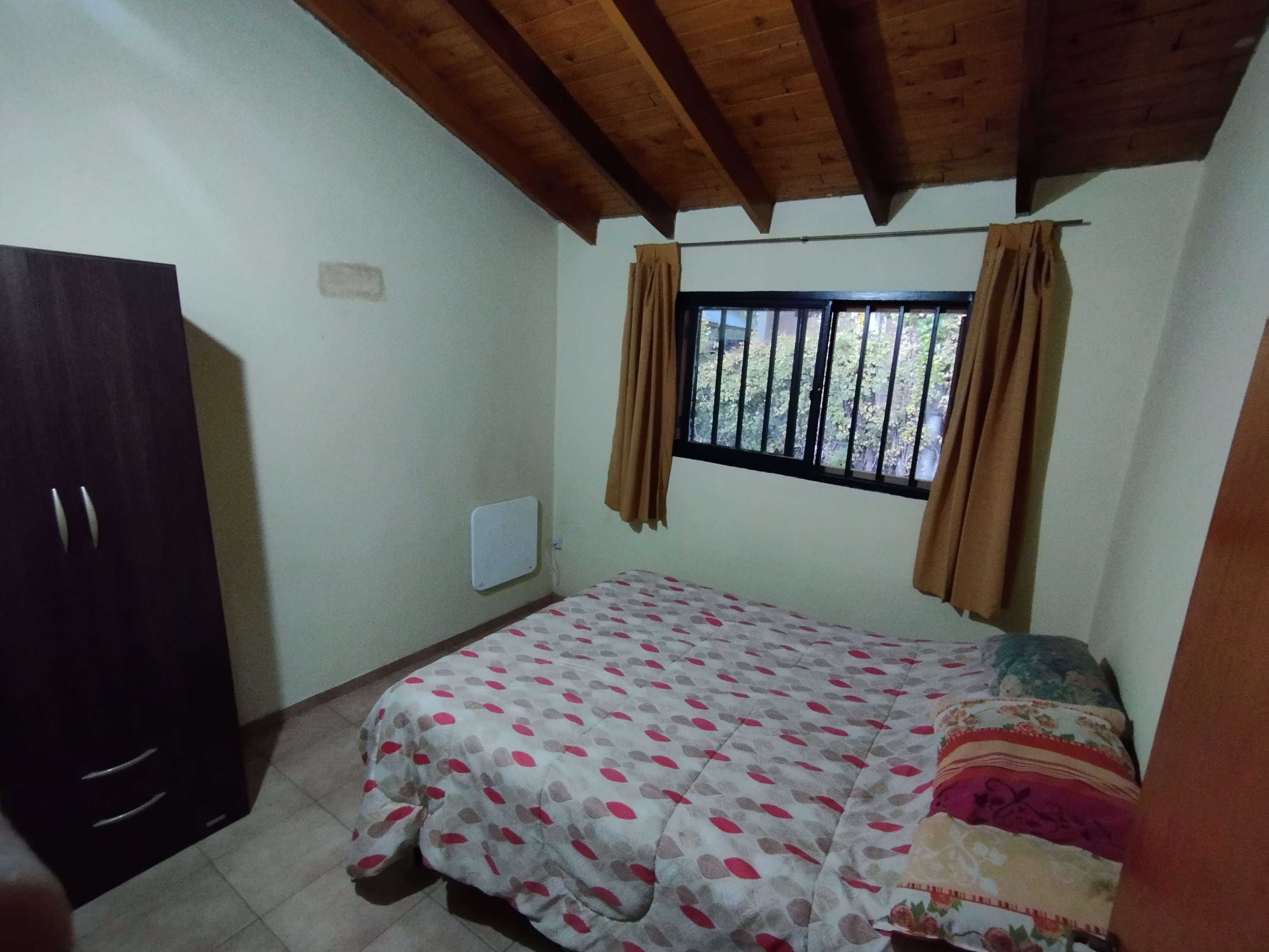 Dormitorio principal con cama matrimonial